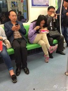 四川地铁女子吃瓜视频,引发网友热议的公共场合现象