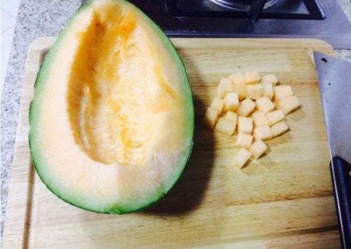 吃哈密瓜不要钱搞笑视频,搞笑视频带你笑翻天