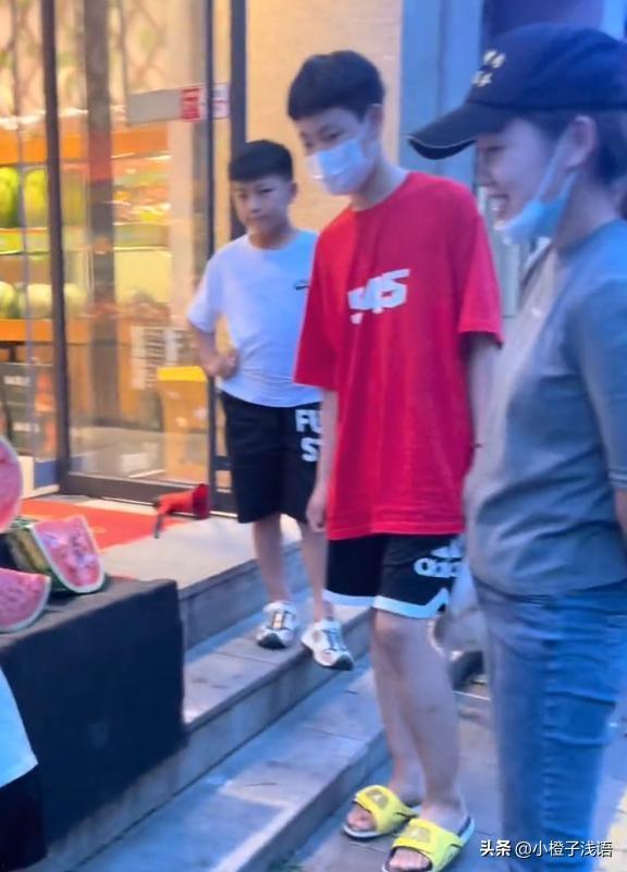 双胞胎兄弟吃瓜视频,趣味横生瞬间爆笑