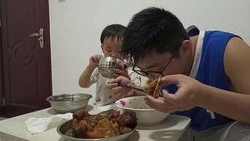 吃瓜父子打架视频,一场家庭大战引网友热议